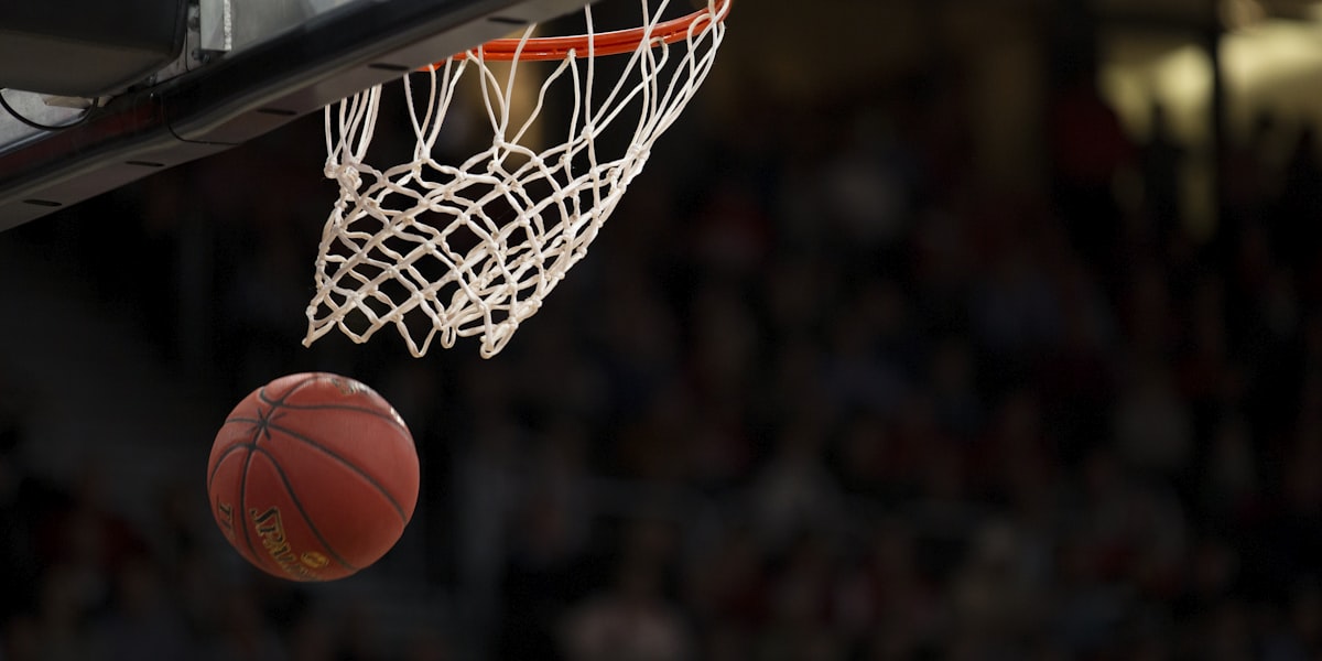 NBA篮球比赛现场，球员在球场上激烈对抗争夺篮球
